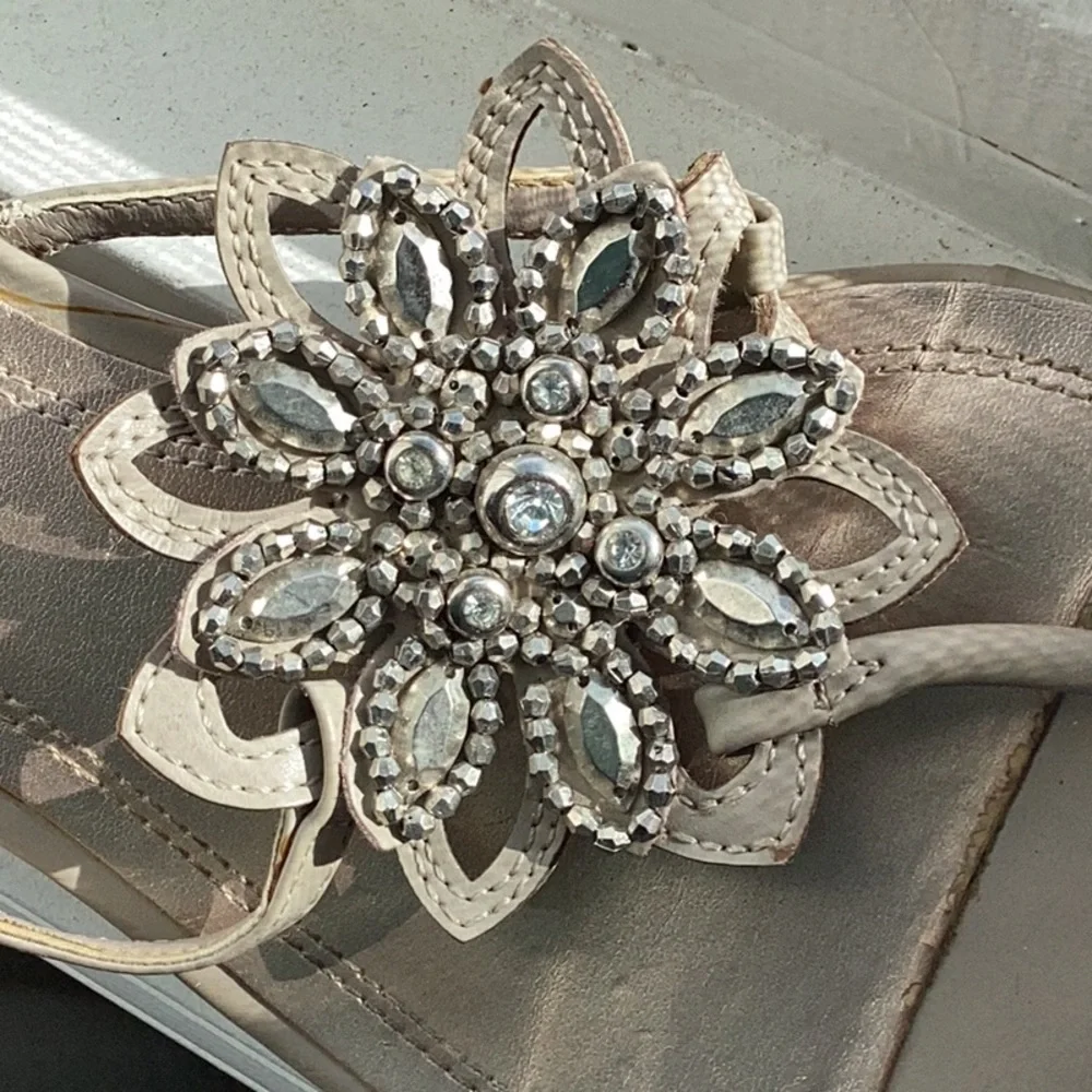 Impo Women's Metallic Sandals with Floral Accent size 10 - Picture 2 of 5